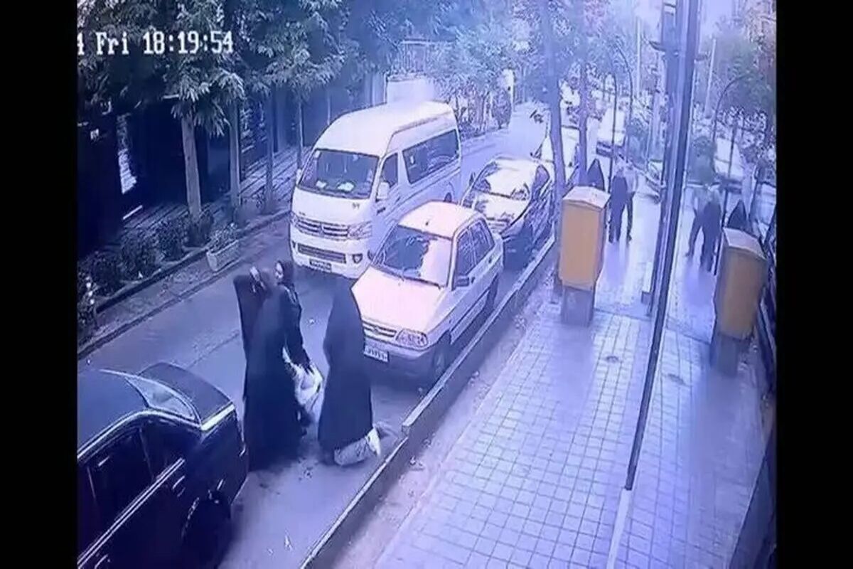 مادر دختر نوجوان از گشت ارشاد شکایت کرد  / سر دخترم را به پست برق کوبیدند + لحظه درگیری را ببینید