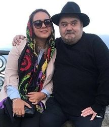 عکس جدید و خانوادگی اکبر عبدی در یک فست‌فودی