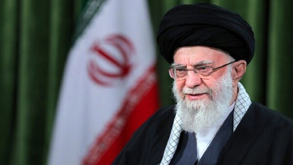  تصویری از همدردی رهبر انقلاب با خانواده شهیدرئیسی و حضور رهبر در خانه آن شهید