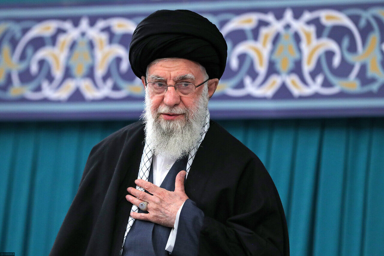 جمعی از رأی اولی‌ها و خانواده‌های شهدا با رهبر انقلاب دیدار کردند