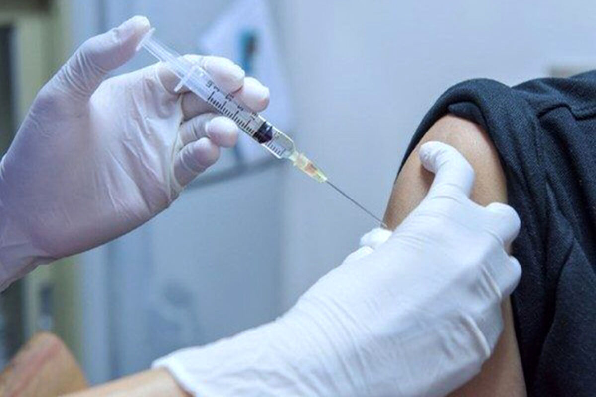 افراد بالای ۱۸ سال دارای بیماری زمینه ای نوبت یادآور واکسن کرونا را دریافت کنند
