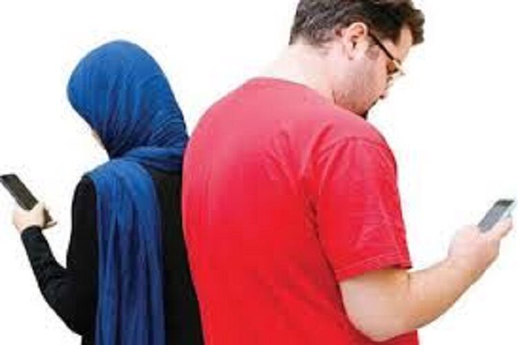 چک کردن گوشی همسر چه حکمی دارد/ نظر مراجع؛ از آیت الله سیستانی تا رهبر انقلاب