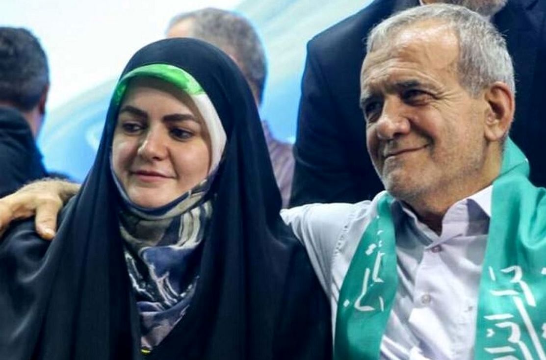 عکس دیده نشده از زهرا پزشکیان در کنار زینب سلیمانی در یک مراسم