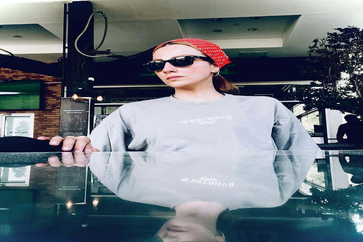 کافه گردی محیا دهقان با استایل گنگ و مینی اسکارف